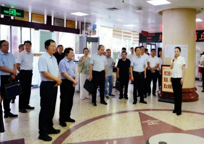 商丘市衛生健康委員會黨組書記、主任張德付一行蒞臨開封市中醫院調研指導工作